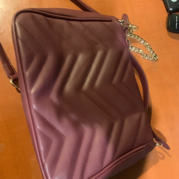 Chic Quilted Crossbody Bag in Burgundy - Picture 7 of 10